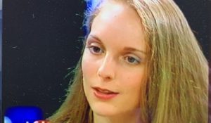 Karin Bernfeld sur un plateau de télévision (1)