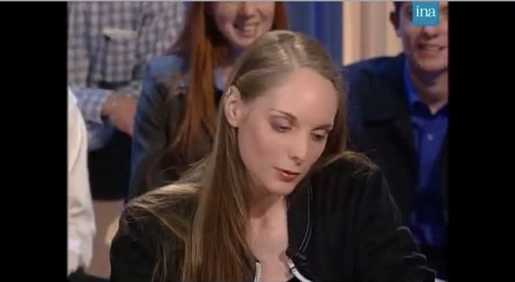 Karin Bernfeld sur un plateau de télévision (2)